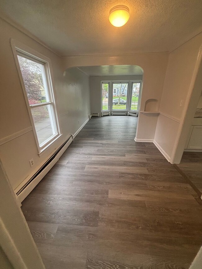 Building Photo - Euclid 3 Bedroom Single
