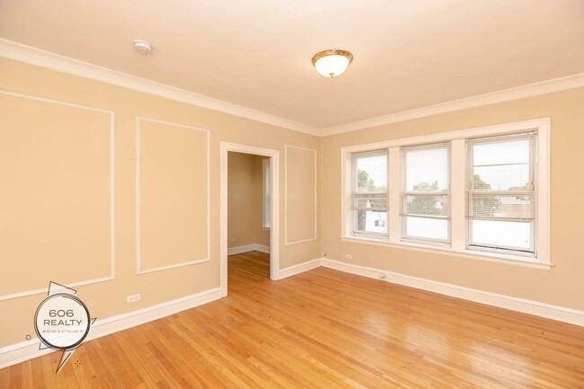 Building Photo - Updated Belmont Gardens/Kelvyn Park Apartm...