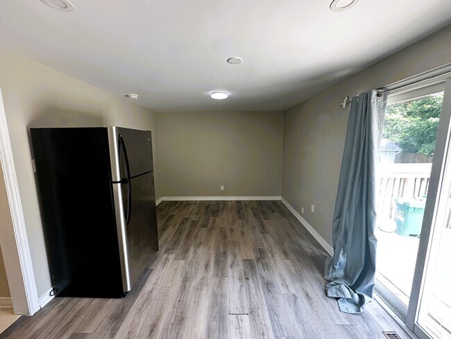 Building Photo - Spacious Basement Apartment (2 Bed, 1 Bath...