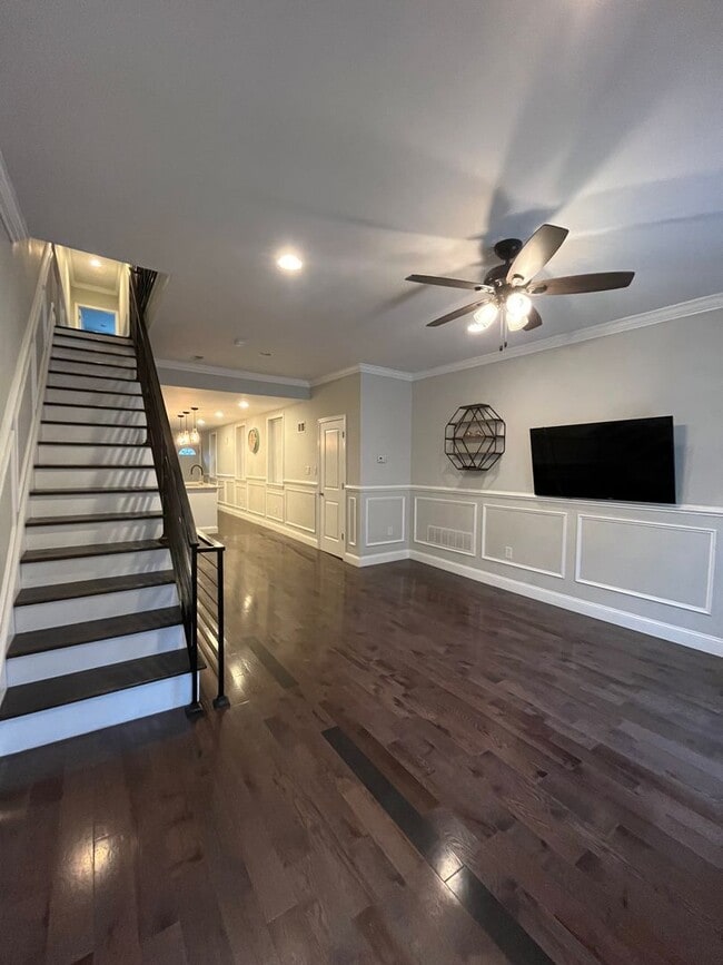 Building Photo - Spacious 3 Bed / 2.5 Bath Home in Point Br...