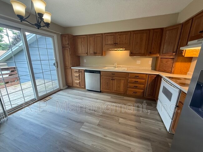 Building Photo - 555 Lake Cove Ct