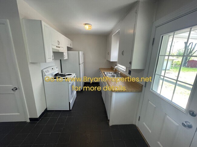 Building Photo - Nashville - Donelson Area  2 Bedroom 1-Bath