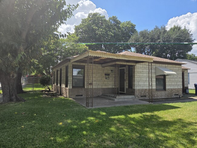 Building Photo - 1309 Shady Ln