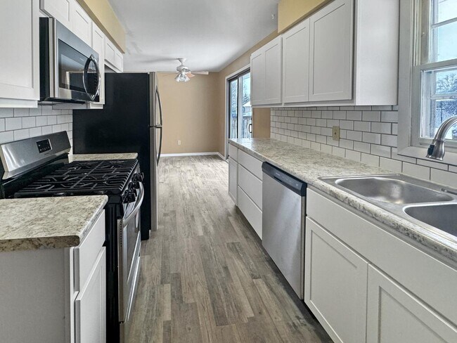 Foto del edificio - 5573 Rockbluff Dr NE