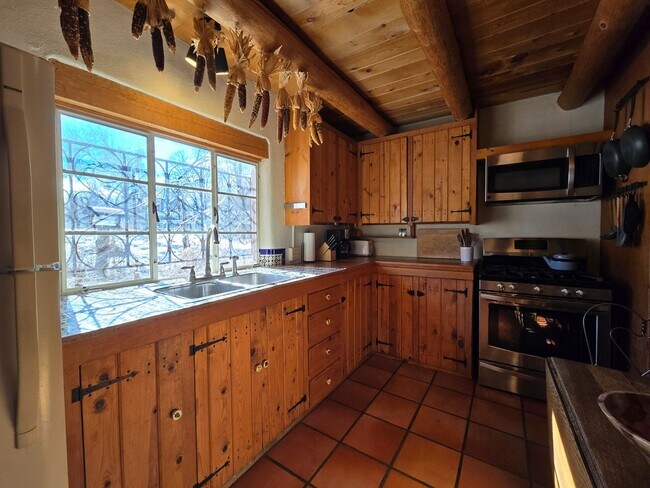 Foto del edificio - 1489 Bishops Lodge Rd