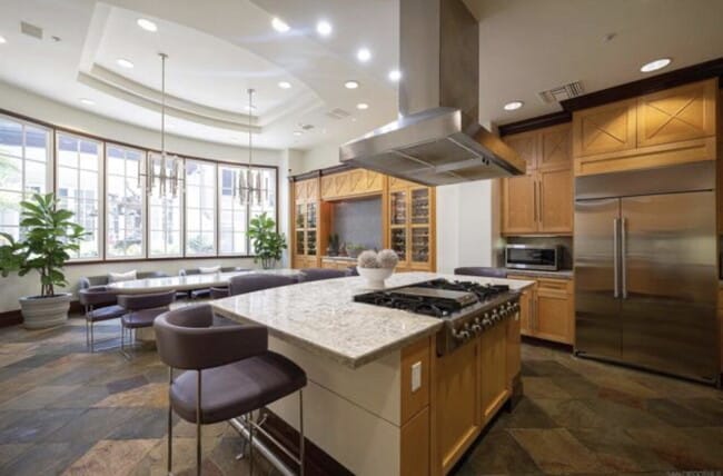 Foto del edificio - $2,750 - 1 Bed / 1 Bath Bottom Floor Beautiful Condo at Regents La Jolla