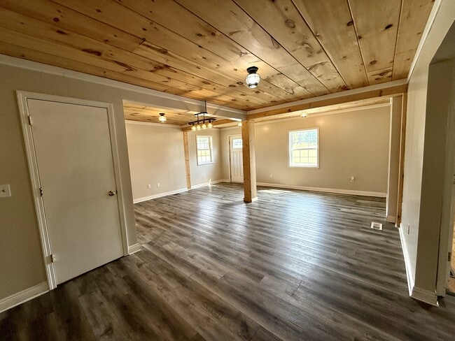 Building Photo - 690 Floyd Switch Estesburg Rd
