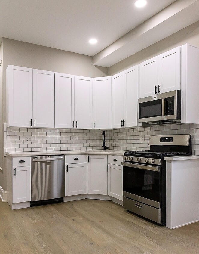 Primary Photo - 3755 W Addison St