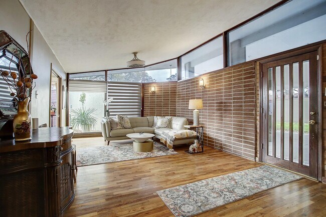 Foto del edificio - 5303 Tallow Ln