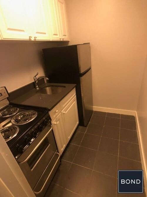 Foto del edificio - 402 E 83rd St
