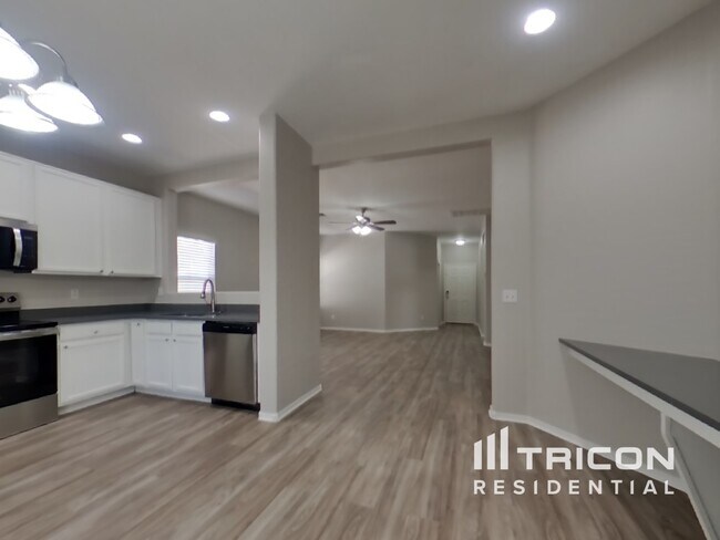 Foto del edificio - 15441 W Cameron Dr