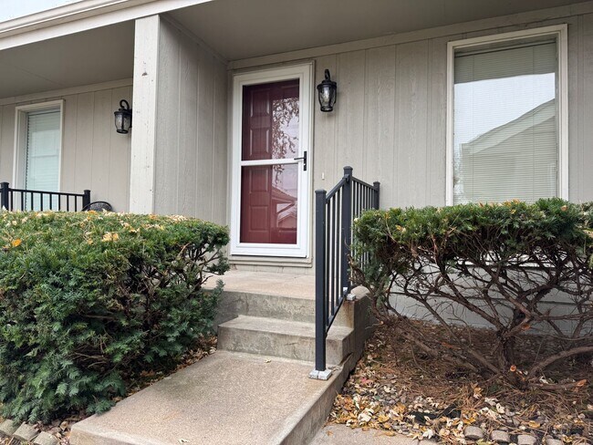 Building Photo - Updated Townhome in Willow Wood Near 120th & Blondo!