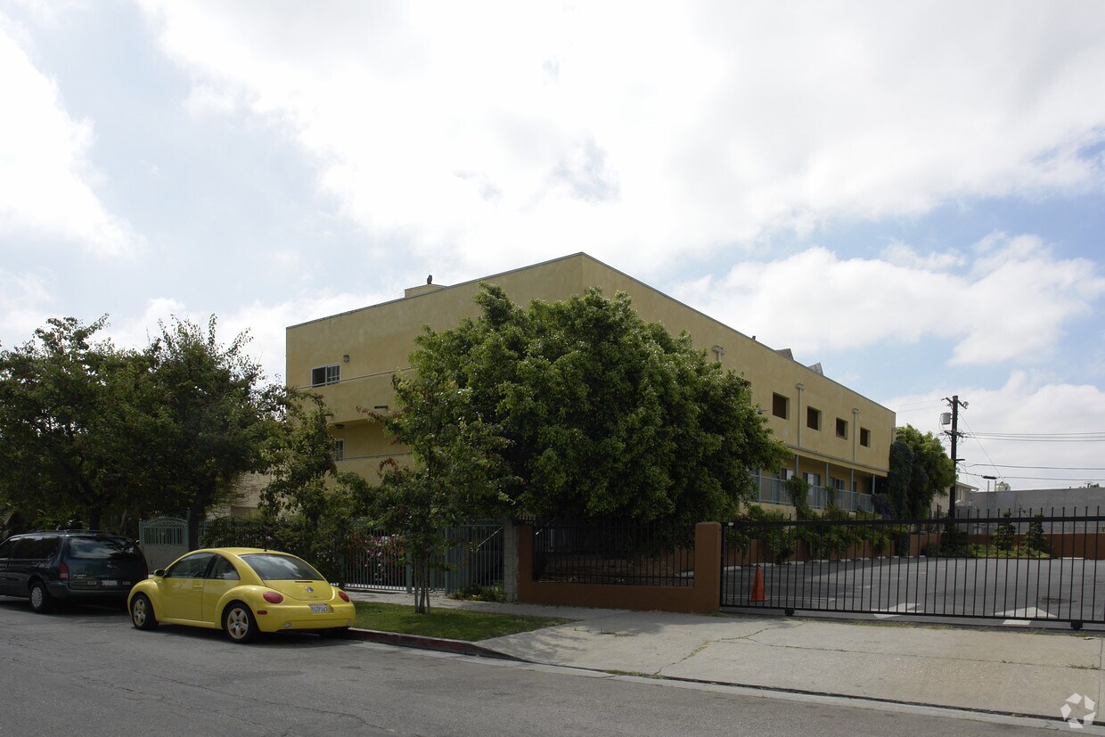 Primary Photo - 5842 Waring Ave