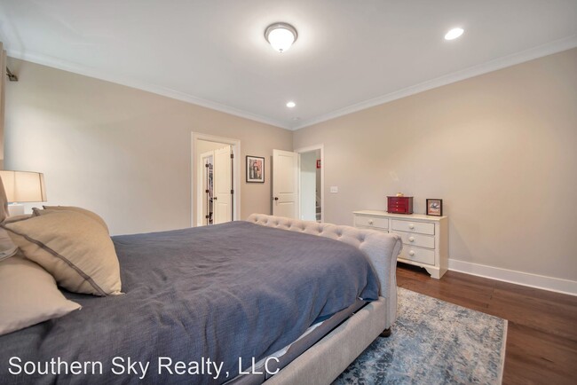 Building Photo - 4 br, 2.5 bath House - 637 Sire Ave.