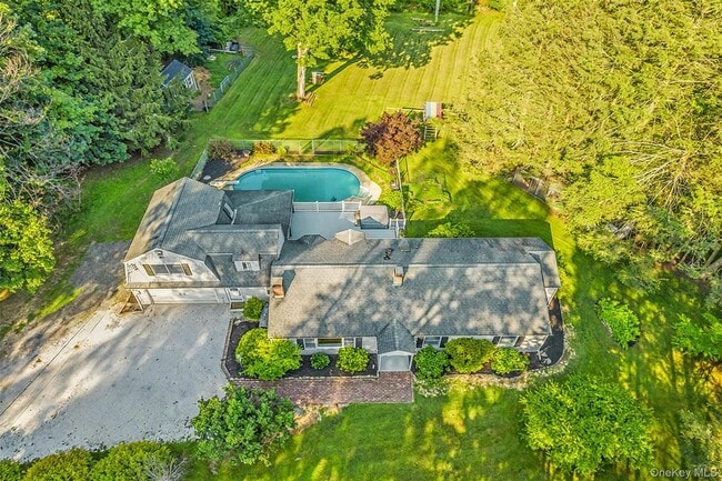 Building Photo - 8 West Ln