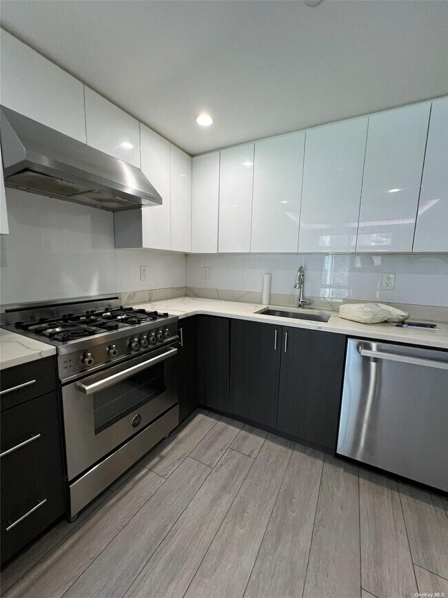 Foto del edificio - 97-45 63rd Dr