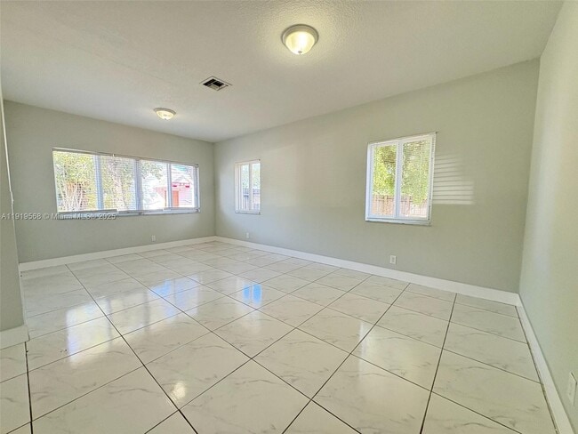 Foto del edificio - 249 NW 8th Ave