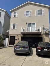 Building Photo - 10 Elm Ct