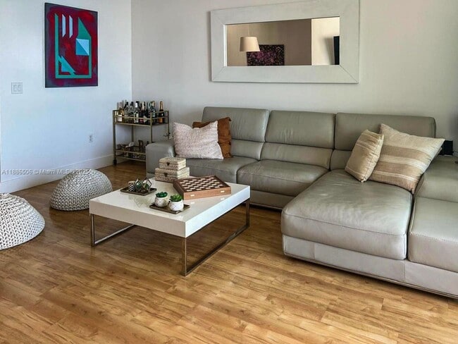 Foto del edificio - 3330 NE 190th St