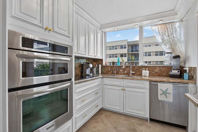Building Photo - 1238 Hillsboro Mile