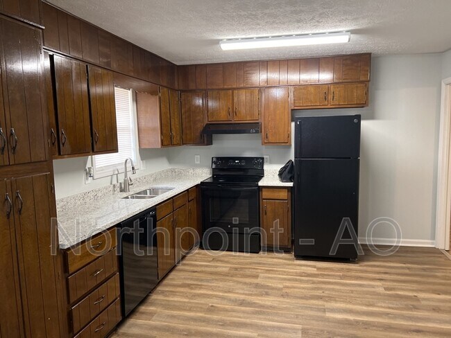 Building Photo - 3001 Lakeridge Dr SE