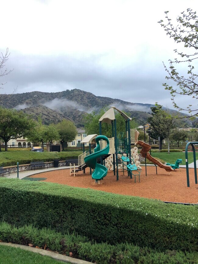 Foto del edificio - 677 Bougainvillea St