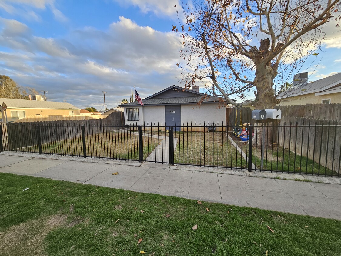 Fenced front yard - 221 Lincoln Ave