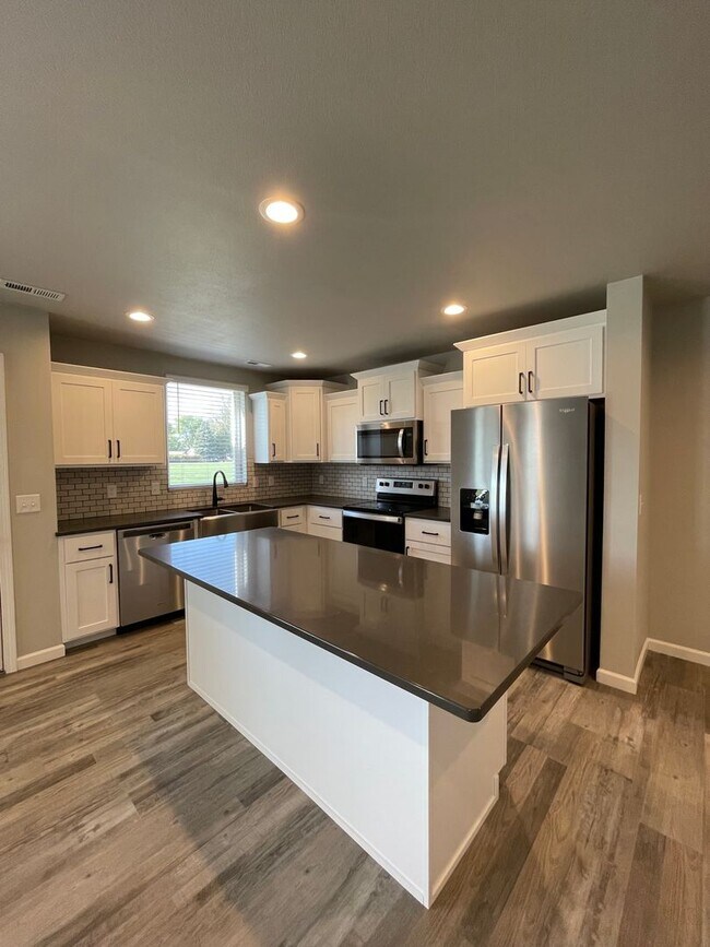 Building Photo - Beautiful 3 Bedroom Townhome in South Bismarck!