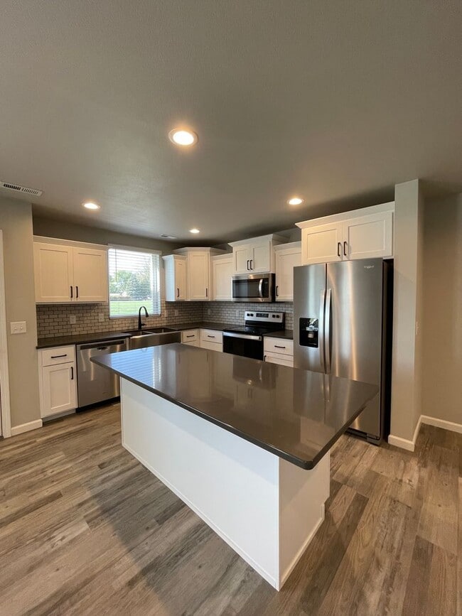 Building Photo - Modern Townhome in South Bismarck!