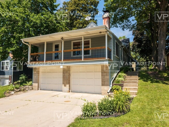 Building Photo - 712 Claude Allouez Terrace