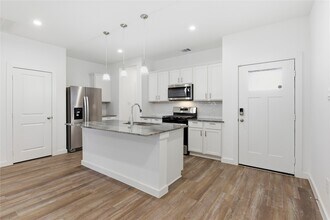 Building Photo - 3022 La Latina Dr