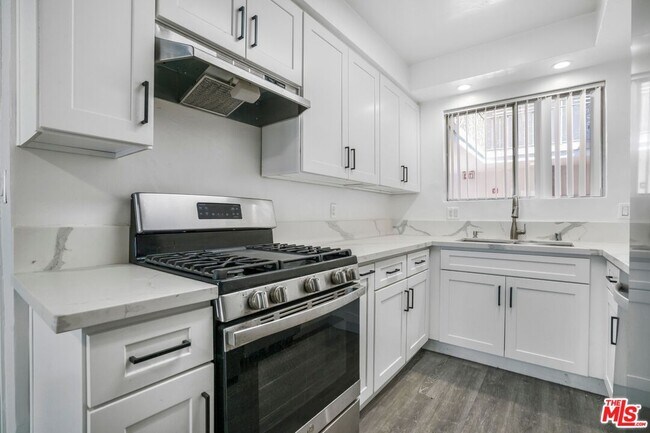Foto del edificio - 1030 N Orange Grove Ave