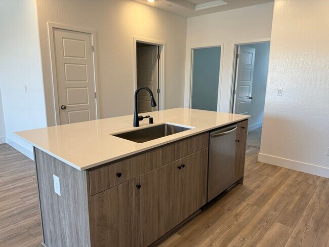 Foto del edificio - 572 N. Chapel Hill (Spruce & Peach)