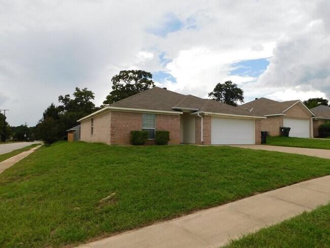 Foto del edificio - South Tyler - Handsome 3 Bedroom, 2 Bath H...