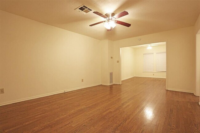Foto del edificio - 1135 W Clay St