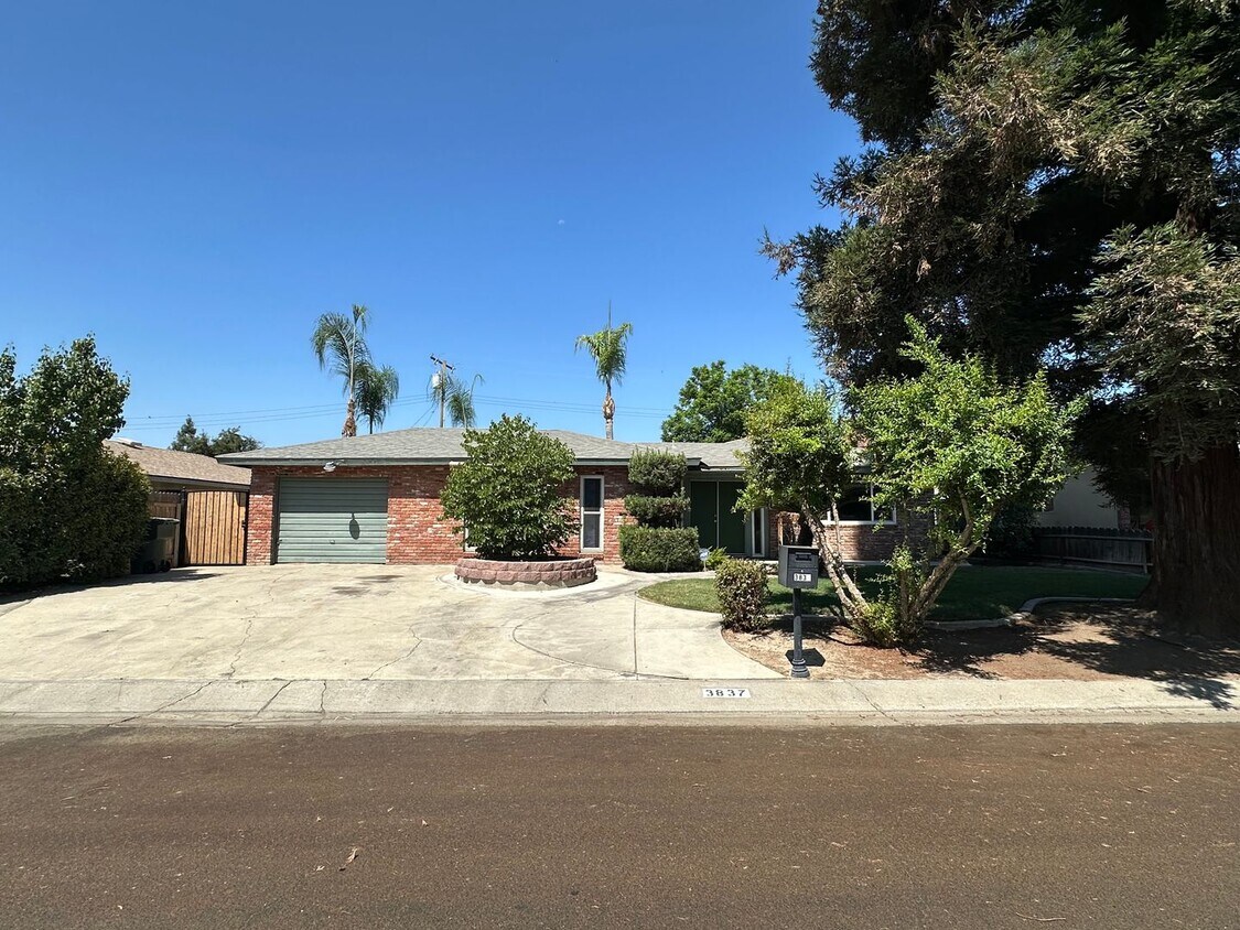 Foto principal - SW Visalia Home coming soon with pool!