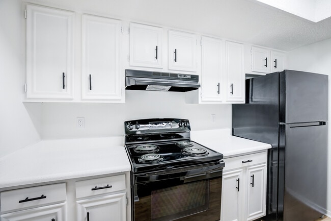 Building Photo - ReNew Towne Oaks