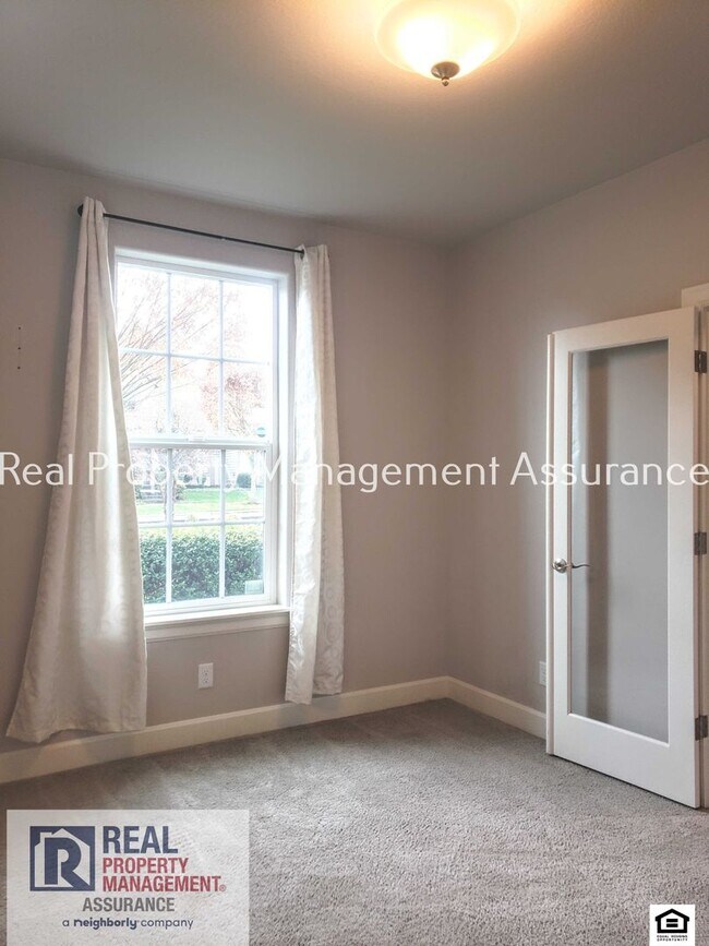 Building Photo - Astounding 2200sq ft 3bd/2.5ba Home Locate...
