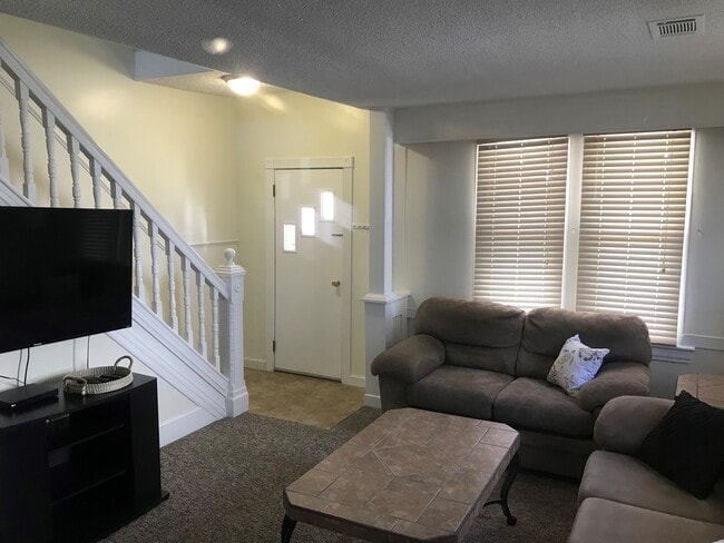 Building Photo - 1025 Simpson Ave