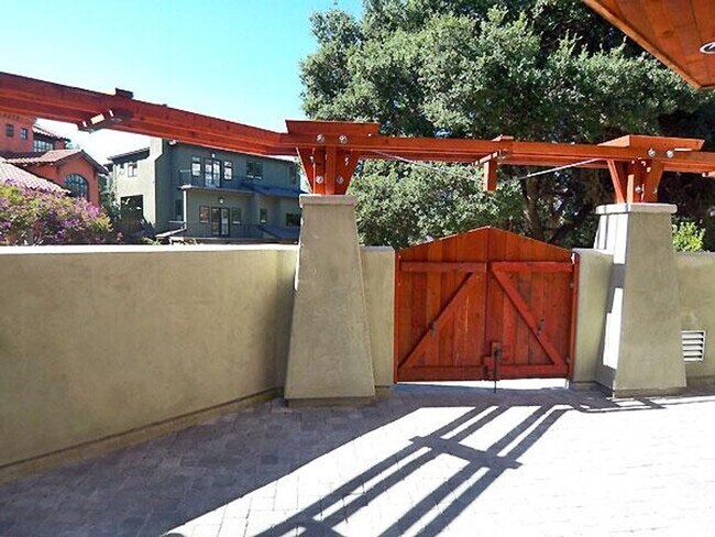 Building Photo - Monclair retreat, space and luxury in serene setting