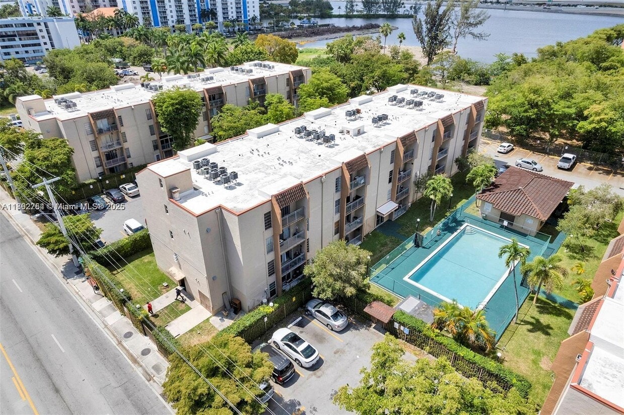 Foto principal - 4845 NW 7th St