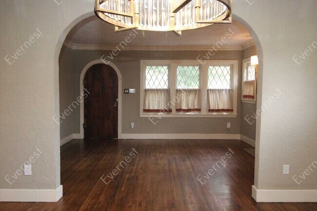 Building Photo - 1127 E 36th Pl
