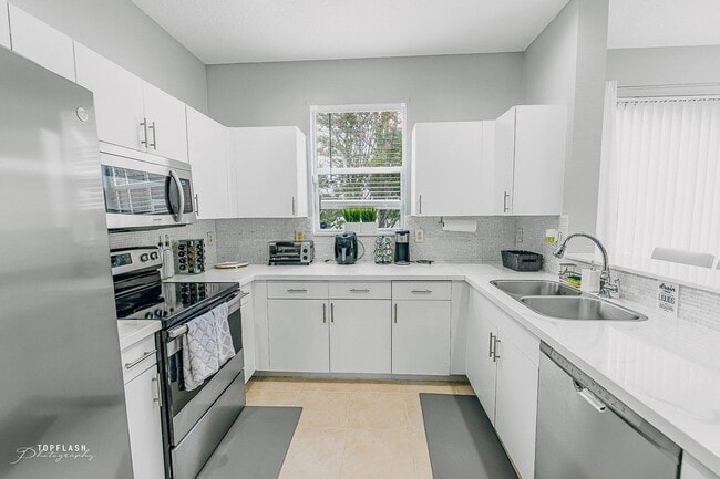 Building Photo - 701 Seminole Palms Dr