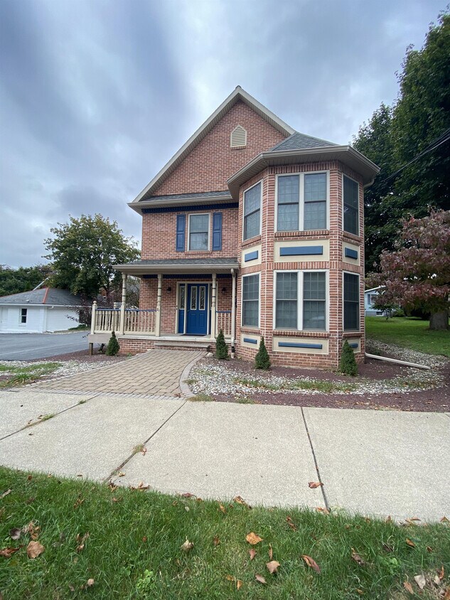 21 N Broad St, Nazareth, PA 18064 House for Rent in Nazareth, PA