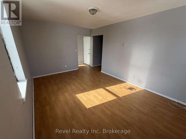 Building Photo - 571 Ontario St