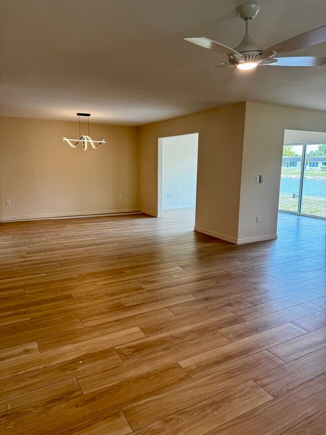 Foto del edificio - 3909 Glen Oaks Dr E