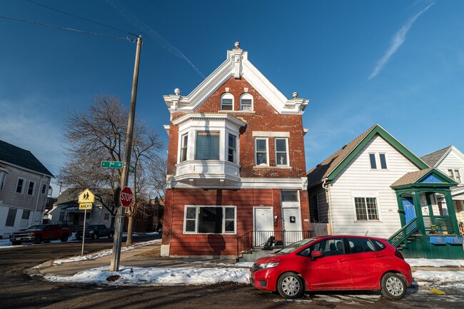 Building Photo - 2365 S 7th St