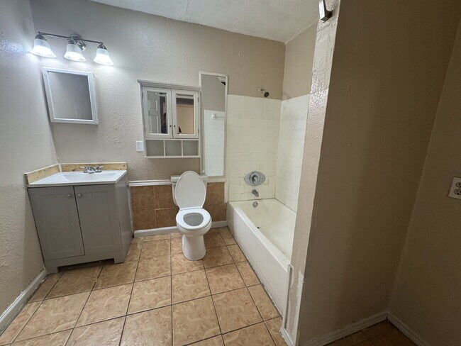 Foto del edificio - Fouplex unit ready to move in in Castle Hill!