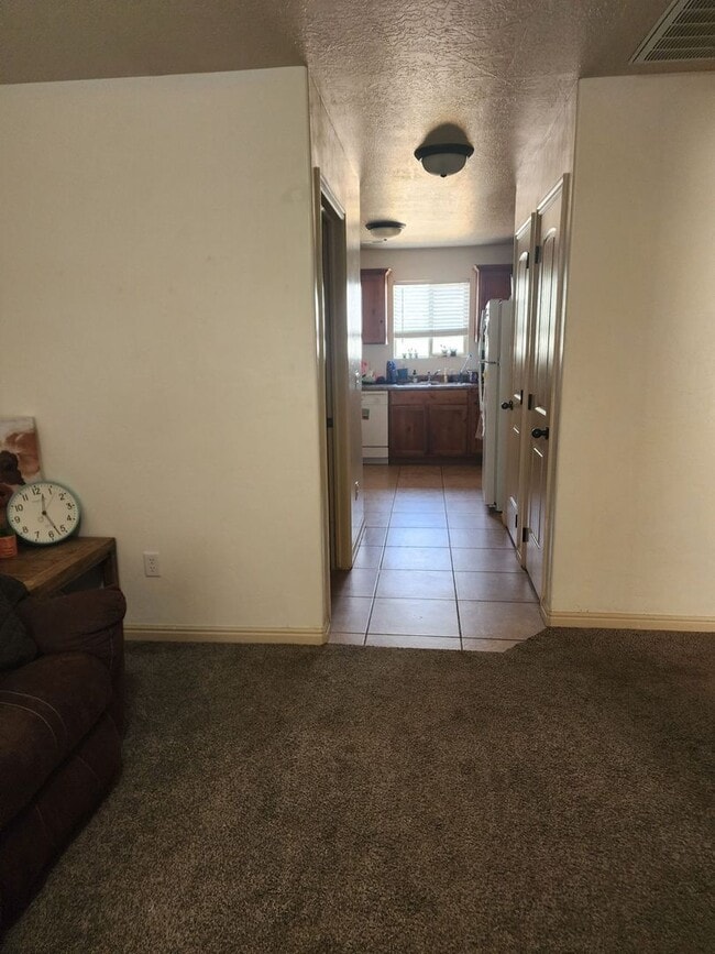 Building Photo - Charming Twinhome