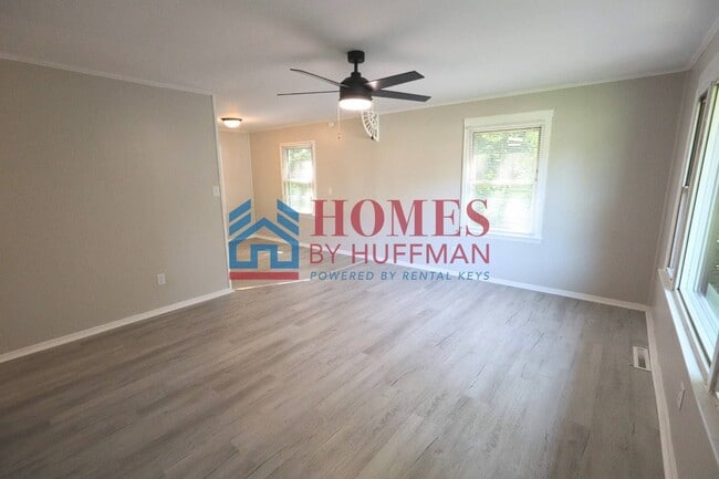 Building Photo - Three Bedroom House  | Attached Garage